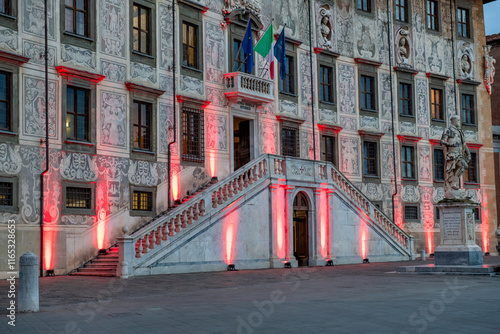 Tableau sur toile Palazzo della Carovana in Knights Square Pisa, Italy, Illuminated at Nighttime