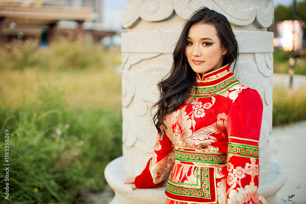 Obraz premium Mongolian girl wearing traditional costume of the Mongolian Ordos tribe