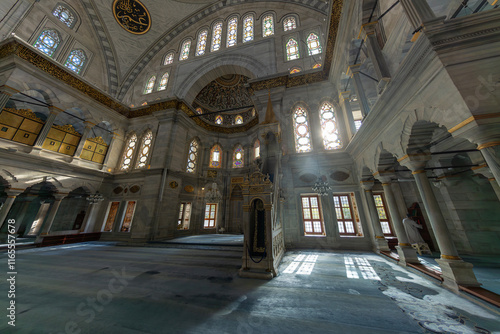 Obraz na płótnie A beautiful view of the Nuruosmaniye Camii, the mosque near the Grand Bazaar in Istanbul, Turkey w salonie