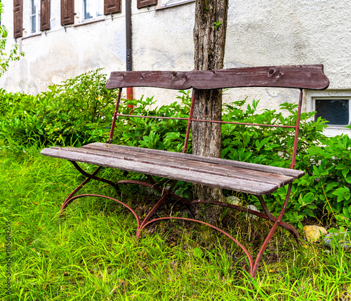 verfallene Holzbank im Garten, Bayern, Deutschland photo