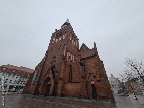 die wunderbare, majestätische Ev.angelisch Lutherische Pfarrkirchengemeinde Güstrow - mit atmosphärischem Himmel photo