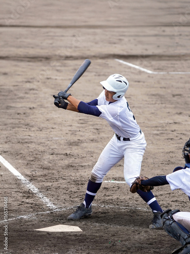 Foto 空振りをして悔しい表情の左打者（高校野球）