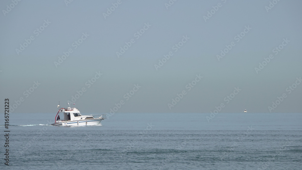 Bateau de plaisance et de pêche le long de la côte