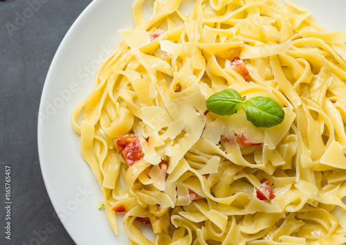 assiette de pâtes carbonara photo