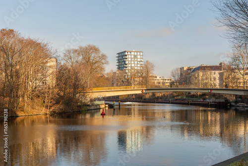 Reflektionen in der winterlichen Spree