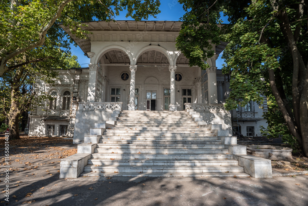 Obraz premium Walking through the streets of Odessa you can see a lot of interesting architecture.