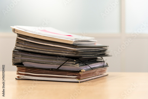 Une pile de dossiers posée sur une table de réunion
