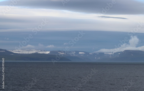 côte nord de l'Islande, falaise et plateau enneigé avec villages colorés photo