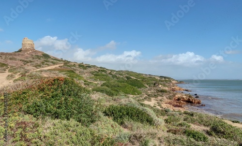 Capo san Marco près d'Oristano en Sardaigne et ruines romaines de Tharros photo