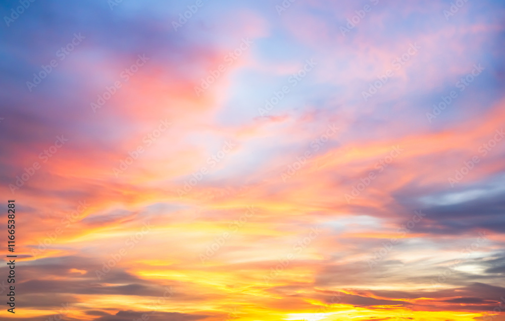 Obraz premium Sky sunset evening background sunrise dusk cloud dramatic orange twilight red warm sunny dawn sunshine romantic calm nature, cloudscape summer autumn spring scene, environment ecosystem energy.