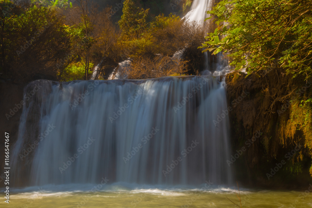 Obraz premium Thi Lo Su Waterfall is the largest waterfall in Thailand. It is located on a limestone mountain with many levels. It is located in Umphang Wildlife Sanctuary, which borders Myanmar