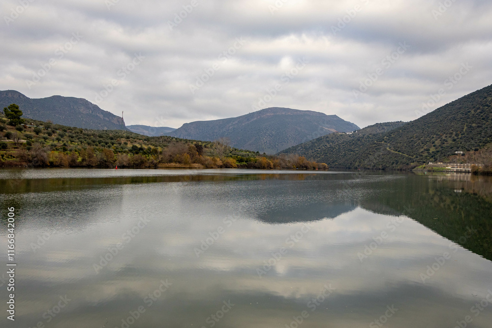 Obraz premium vistas del Parque Natural Arribes del Duero a su paso por La Fregeneda (Salamanca)