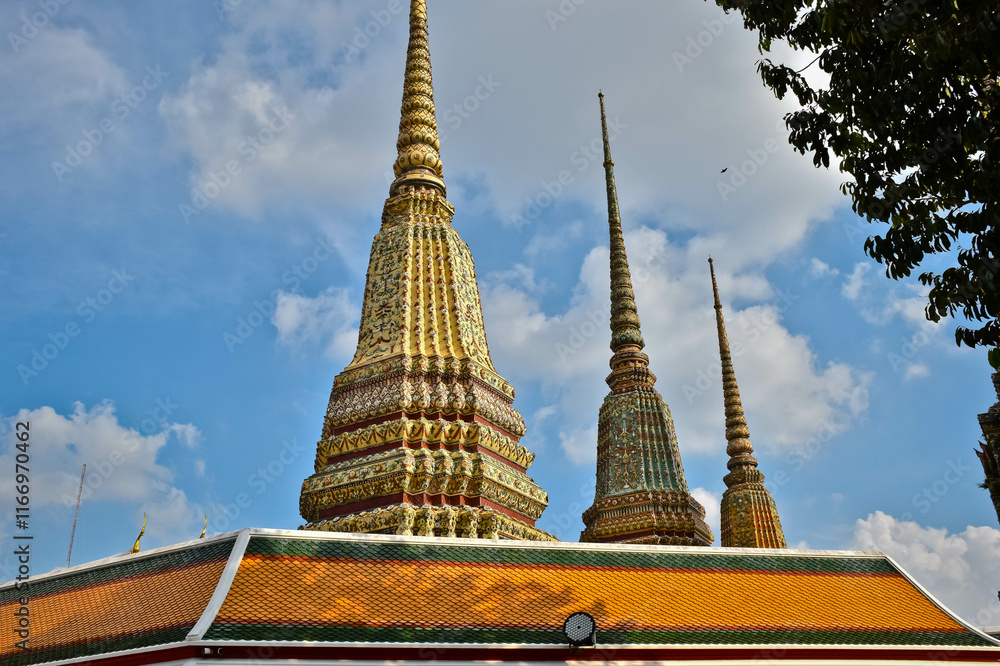 Fototapeta premium Colorful architecture of the Thai temples
