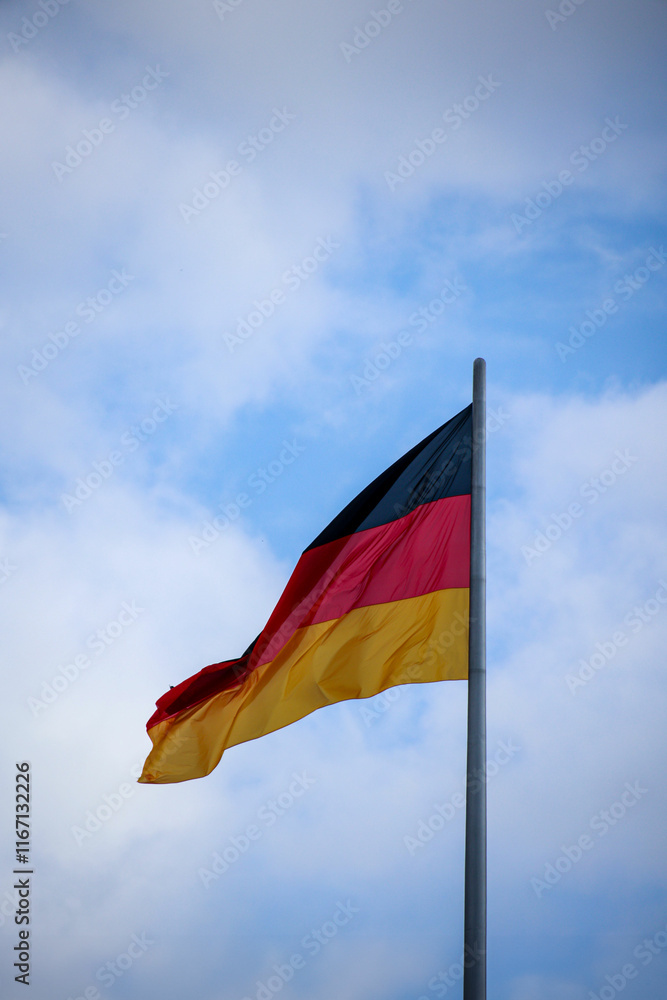 Eine Flagge von Deutschland an einem Fahnenmast. Eine Flagge von Deutschland an einem Fahnenmast.