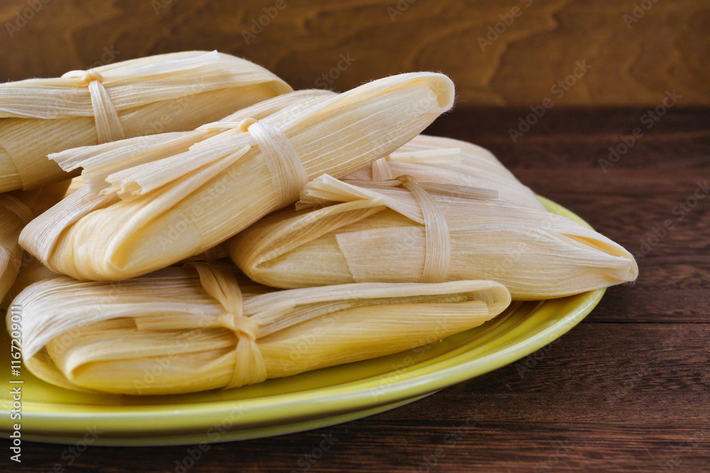 死者の日やカンデラリアの日に食べられるメキシコ料理のタマレス(タマル) コピースペースあり Mexican food, Tamales (tamal), eaten on the Day of the Dead (Día de los muertos) and the Day of the Candelaria (Día de la Candelaria) with copy space 死者の日やカンデラリアの日に食べられるメキシコ料理のタマレス(タマル) コピースペースあり Mexican food, Tamales (tamal), eaten on the Day of the Dead (Día de los muertos) and the Day of the Candelaria (Día de la Candelaria) with copy space