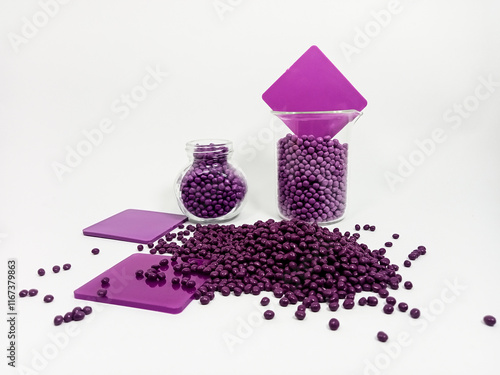 Foto masterbacth plastic, purple masterbacth granules in glass container with chips,