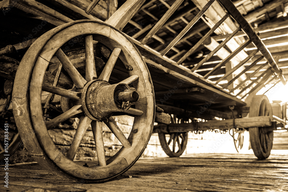 Obraz premium antique wooden cart