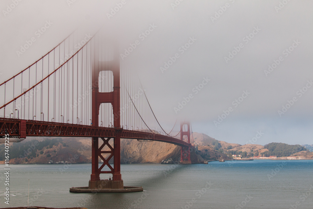Obraz premium Die Golden Gate Bridge in San Francisco wird von dichtem Nebel umhüllt.