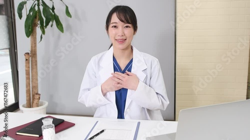 笑顔で会話をする白衣姿のアジア人女性