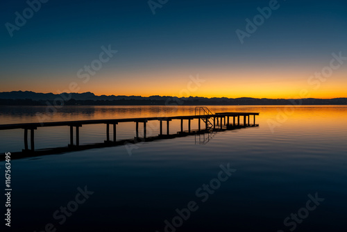 Die Sonne geht unter über dem Starnberger See
