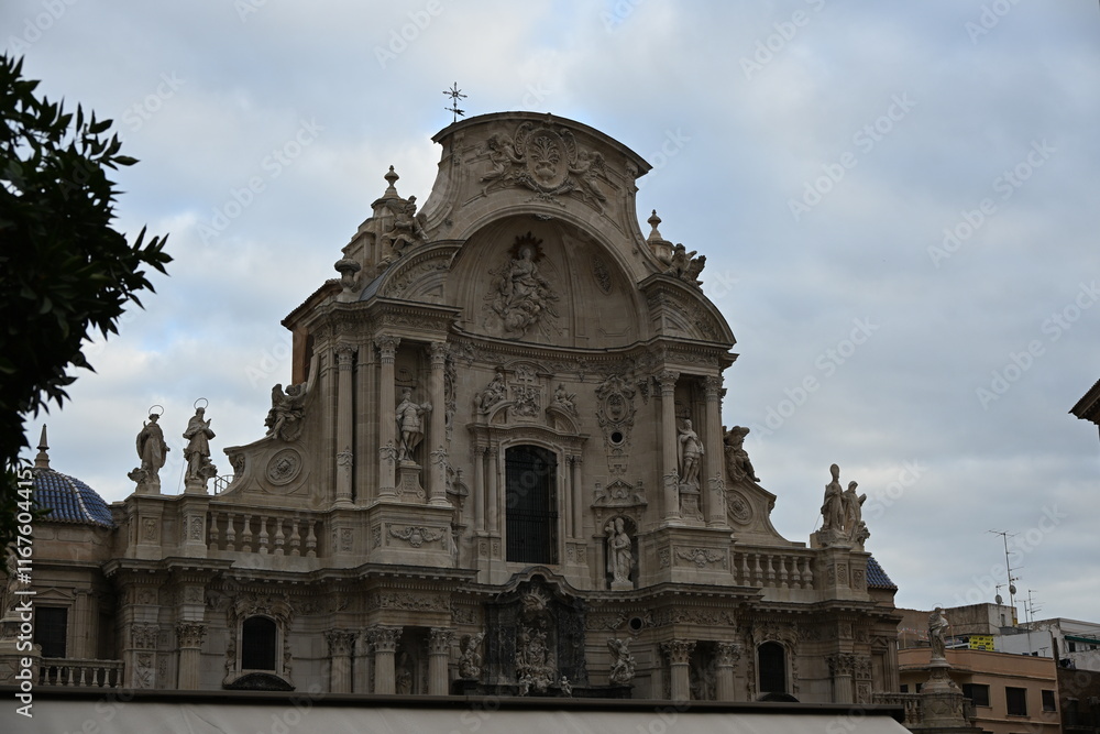 Fototapeta premium Katedra fasada bogato zdobiona święte postacie wież kościoła