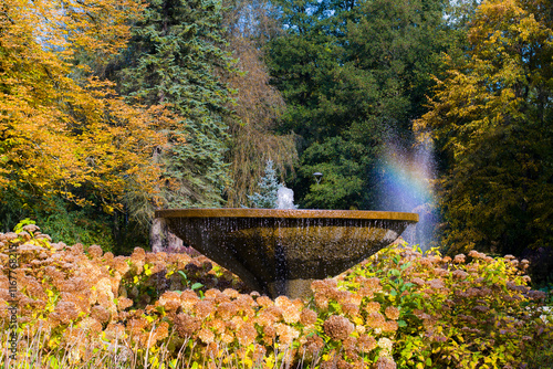 Fototapeta Naklejka Na Ścianę i Meble -  Fontanna w olsztyńskim parku 2024