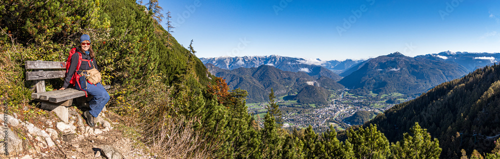 Naklejka premium Wanderpause an der Katrin mit Blick auf Bad Ischl