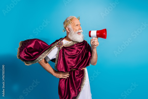 Foto Photo of ancient dictator wearing traditional king mantle hold toa isolated on b