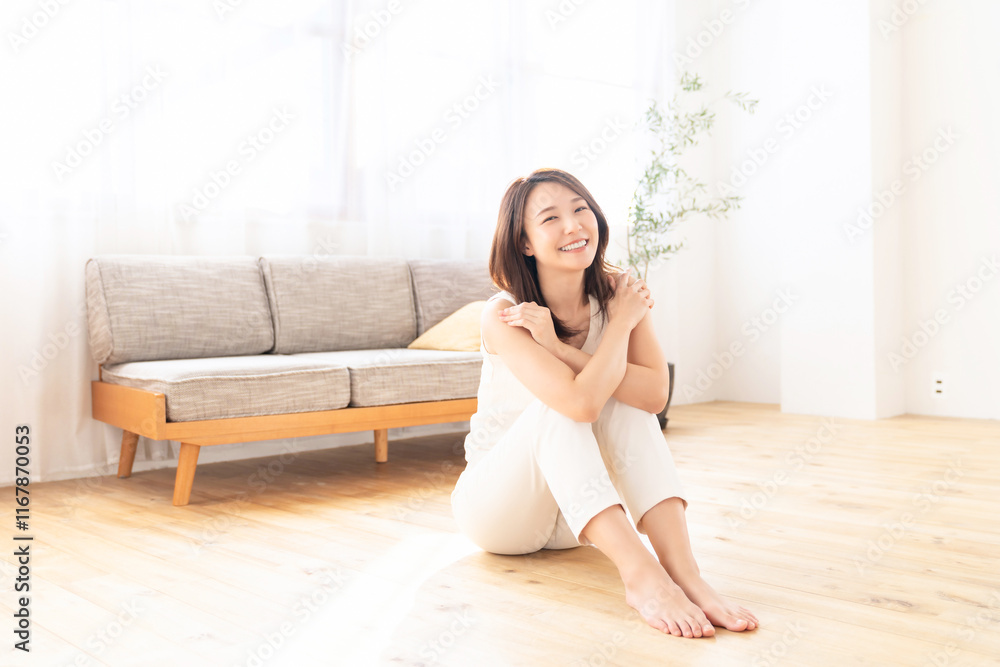 部屋でリラックスする若い女性 部屋でリラックスする若い女性