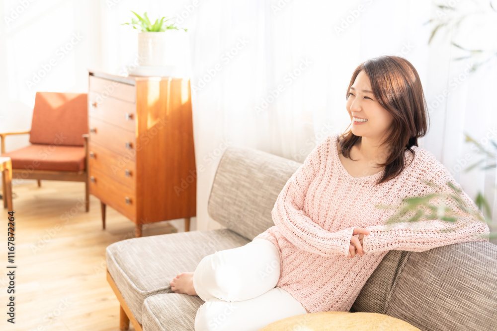 部屋でリラックスする若い女性 部屋でリラックスする若い女性