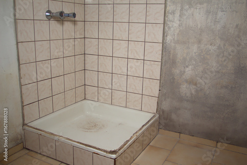 Baustelle. Sanitäranlage, alte Dusche.