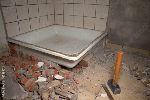 Baustelle. Sanitäranlage, alte Dusche.