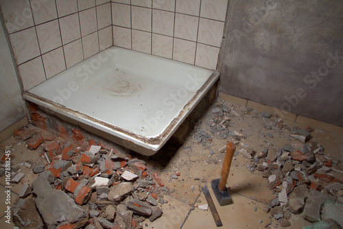 Baustelle. Sanitäranlage, alte Dusche.