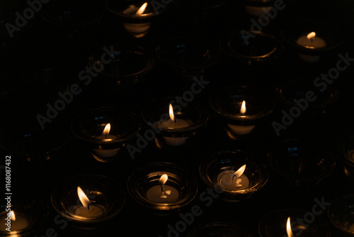 Obraz na płótnie Candles in St. Stephen's Cathedral in Vienna w salonie