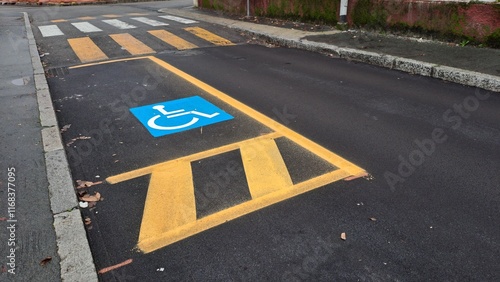 Cartello con il logo del parcheggio per disabili su una strada cittadina in Italia. photo