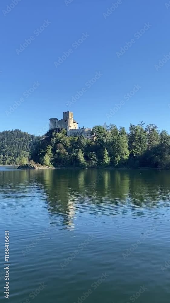 Panorama krajobrazu nad jeziorem w letni słoneczny dzień Panorama krajobrazu nad jeziorem w letni słoneczny dzień