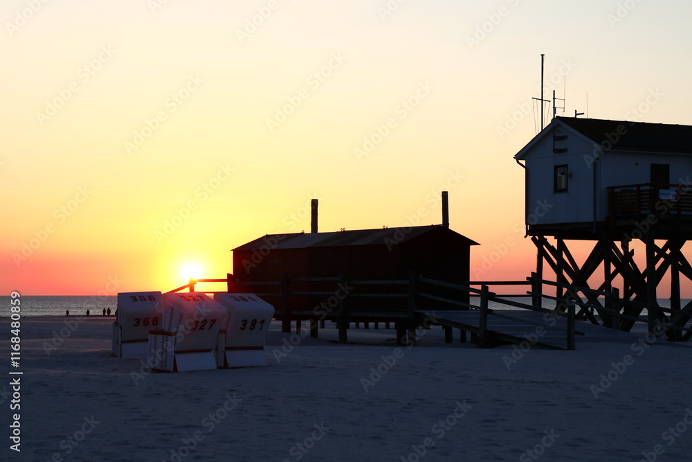 Küstenlandschaft während Abendsonne mit Pfahlbauten Küstenlandschaft während Abendsonne mit Pfahlbauten