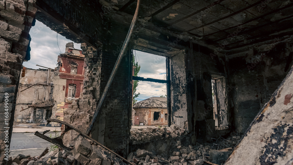 Obraz premium destroyed and burned houses in the city in Ukraine
