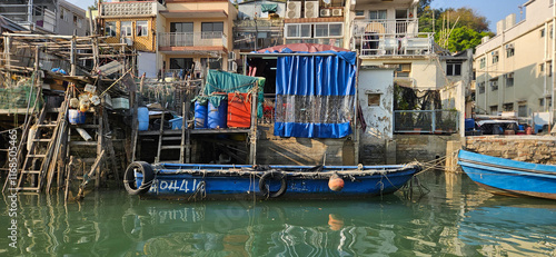 Obraz na płótnie Asian style building built over the water at Hong Kong Fisherman village w salonie