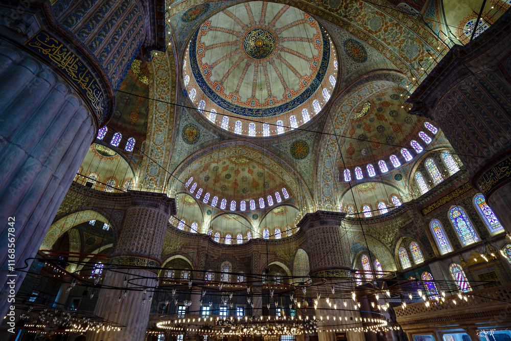 Obraz premium Turkiye. Istanbul. The decorated ceilings of the Sultan Ahmed Mosque