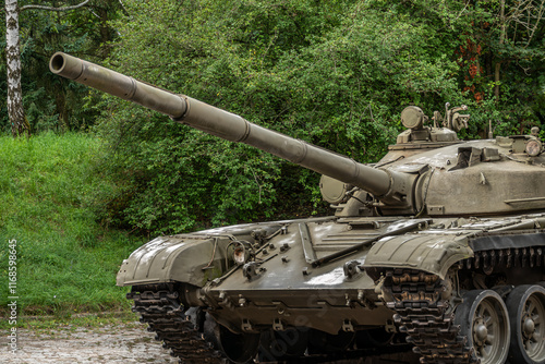 alter Kampfpanzer mit Geschützturm photo