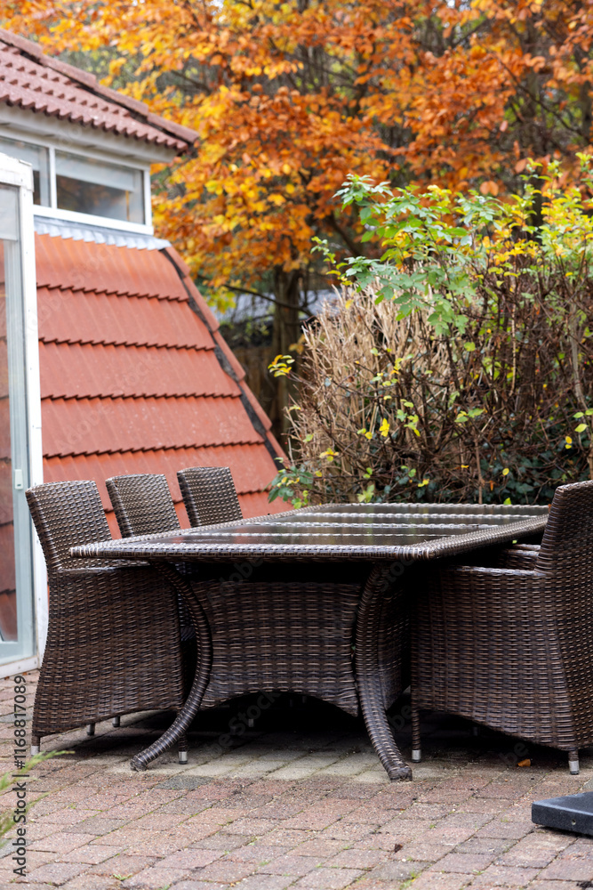 Obraz premium Dark rattan table and chairs on the outdoor seating area