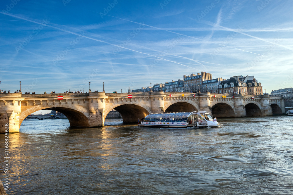 Les quais de Seine en hiver un jour de soleil dans la ville de Paris en France Les quais de Seine en hiver un jour de soleil dans la ville de Paris en France