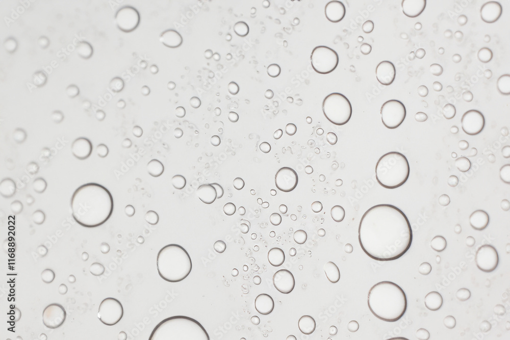 goute d'eau et de pluie sur fond blanc goute d'eau et de pluie sur fond blanc