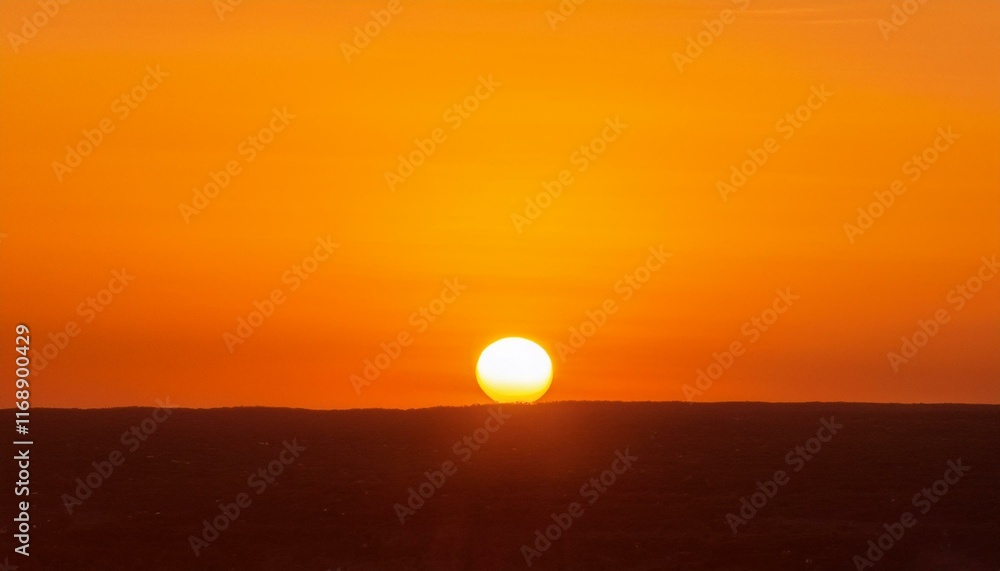 Obraz premium The point at which the temperature gradually drops in a bright orange sunset