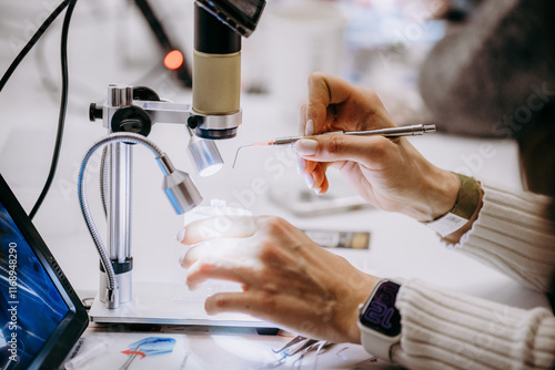 Studenci stomatologii ćwiczą na szczęce prosiaka photo