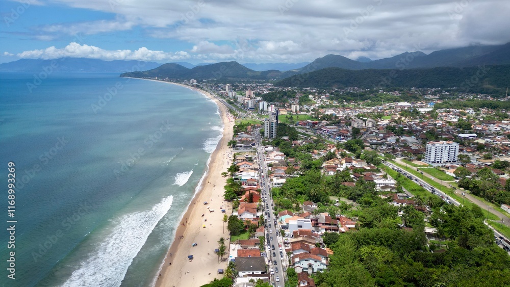 Vista panoramica do mar com fundo de casas e vegetação. Vista panoramica do mar com fundo de casas e vegetação.
