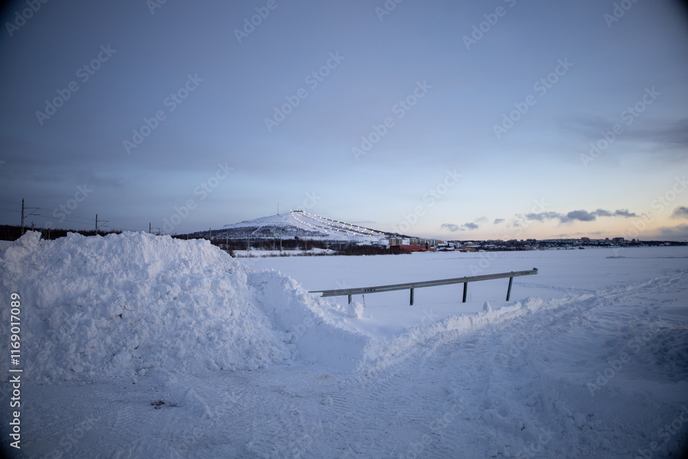 Obraz premium Winter wonderland in Swedish Lapland. Winter landscape from Kiruna, Luossuvaara area.