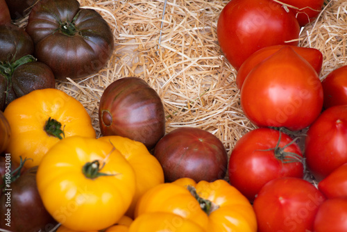 Sonnengereifte Tomaten an mediterranen Marktstand photo