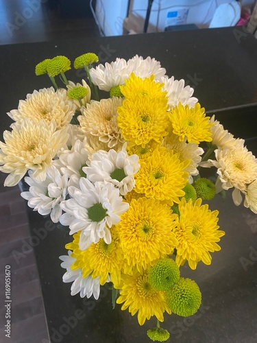 A bouquet of yellow and white flowers